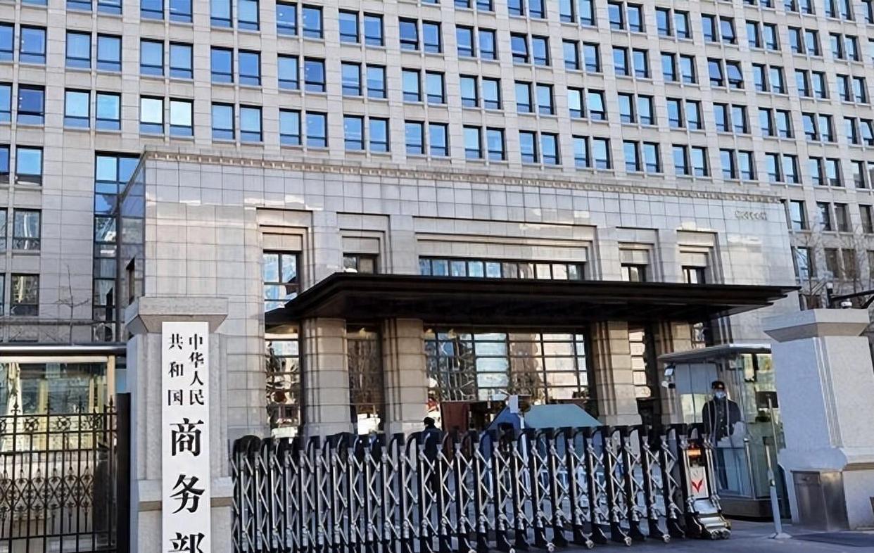 2025芯片大戰(zhàn)迎來分水嶺，中方警告全球“配合美國禁令就是違法”，美媒承認中國超越時刻已到(圖1)